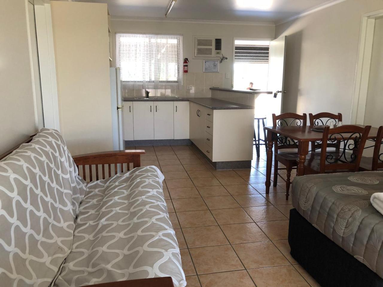 רוקהמפטון True Blue Motor Inn מראה חיצוני תמונה